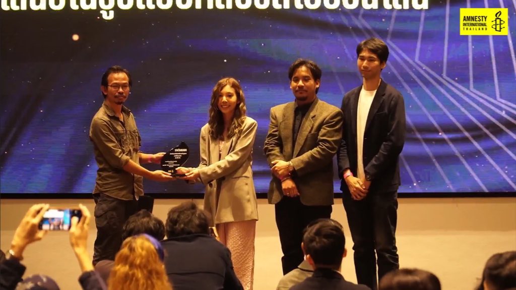 weeranan's tweet photo. 🏆 VOICE ได้รับ “รางวัลชมเชย” ประเภทข่าวหรือสารคดีเชิงข่าวที่นำเสนอในรูปแบบคลิปวิดีโอออนไลน์ ในการประกาศผลรางวัลสื่อมวลชนเพื่อสิทธิมนุษยชน ประจำปี 2566 @AmnestyThailand 

จากผลงานเรื่อง “ช้างล้น-คนตาย เสียงร่ำไห้จากป่าตะวันออก” 

ยอดชมเกือบ 1.4 ล้าน View https://t.co/9ayhvhzAJo https://t.co/zMzMBl1OdO