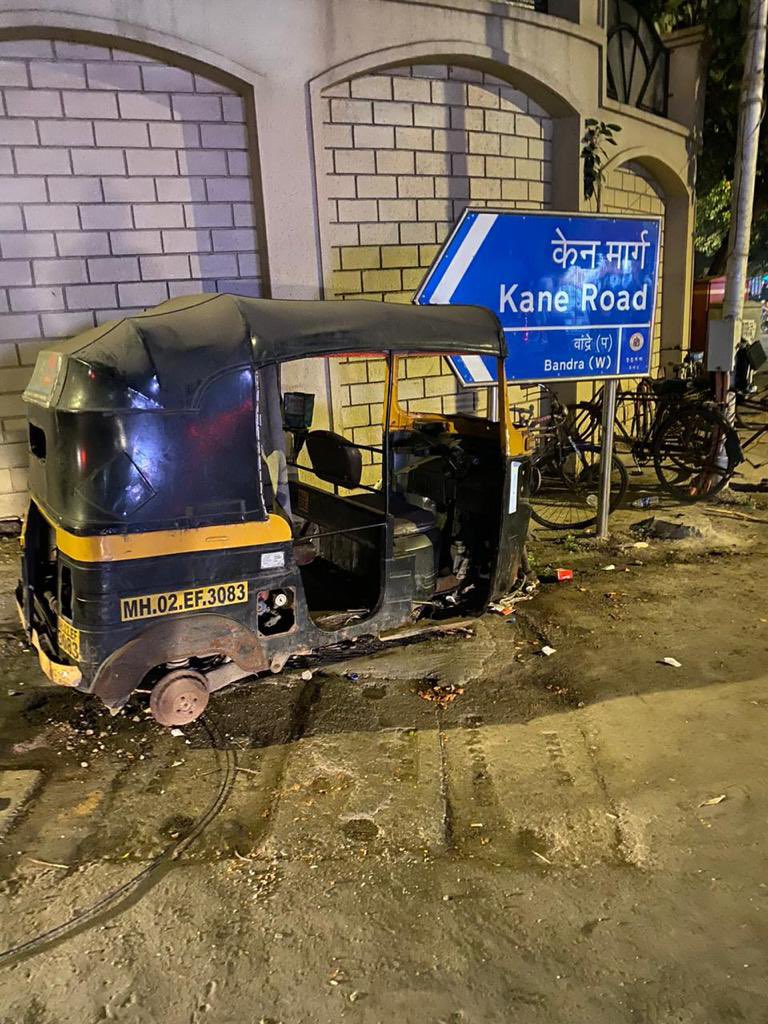 CommunityBandra's tweet photo. @CMOMaharashtra, @MumbaiPolice, and @mybmc, this rickshaw has been abandoned on Kane slope, Bandra West for months now! We've flagged it multiple times, but still no action. When will you step up and support citizens? #CleanupMumbai #SwachhBharat @mybmcWardHW @SwachhBharatGov https://t.co/VRMpfRcbi0