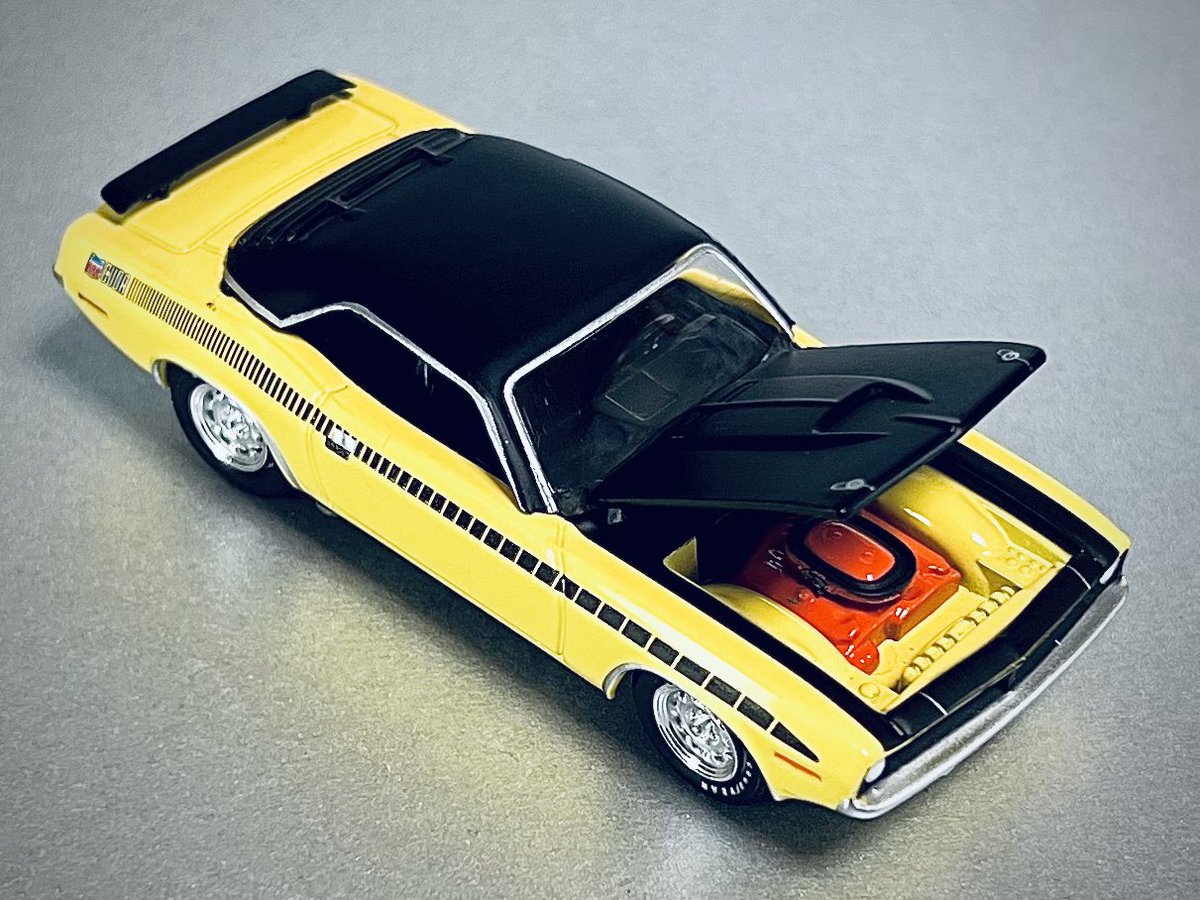 otohimegogo's tweet photo. 1970 Plymouth AAR Cuda
米国のTVショー"GRAVEYARD CARZ"内でレストアされた車両を再現したもの。
レモンツイストイエローのボディにストロボストライプが最高なヤツですが、なぜか実車より派手なウイングが付けられてるのが残念ポイント。
#GREEN_LIGHT https://t.co/LZJ8jYX5AF