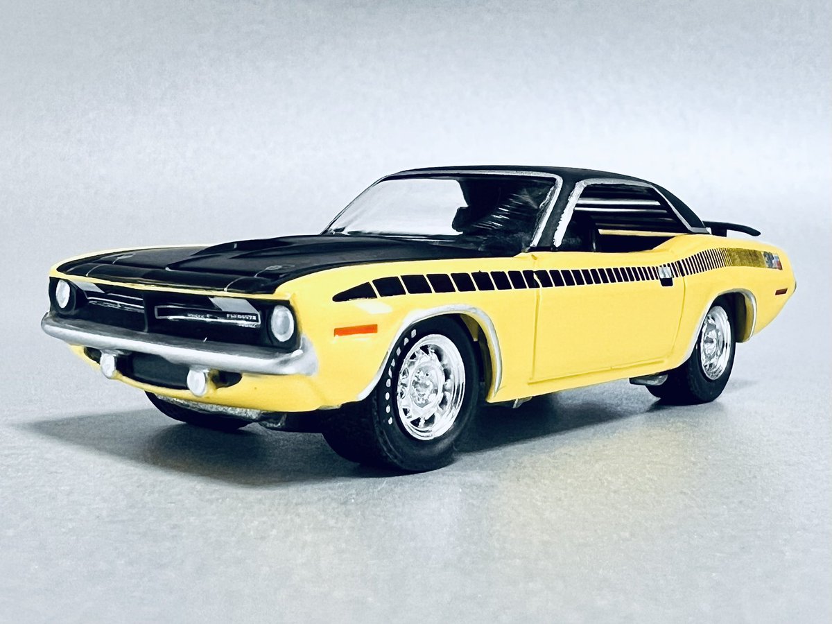 otohimegogo's tweet photo. 1970 Plymouth AAR Cuda
米国のTVショー"GRAVEYARD CARZ"内でレストアされた車両を再現したもの。
レモンツイストイエローのボディにストロボストライプが最高なヤツですが、なぜか実車より派手なウイングが付けられてるのが残念ポイント。
#GREEN_LIGHT https://t.co/LZJ8jYX5AF