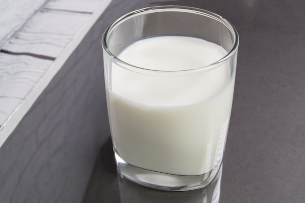 #NaijaFarmerTips Today is a good day to deworm yourself you know If you're the type that hasn't dewormed in years, months today is a good day to help yourself out. So how do you do it without stressing. You need two things - Half cup of Milk - 3 cloves of Garlic - Ensure