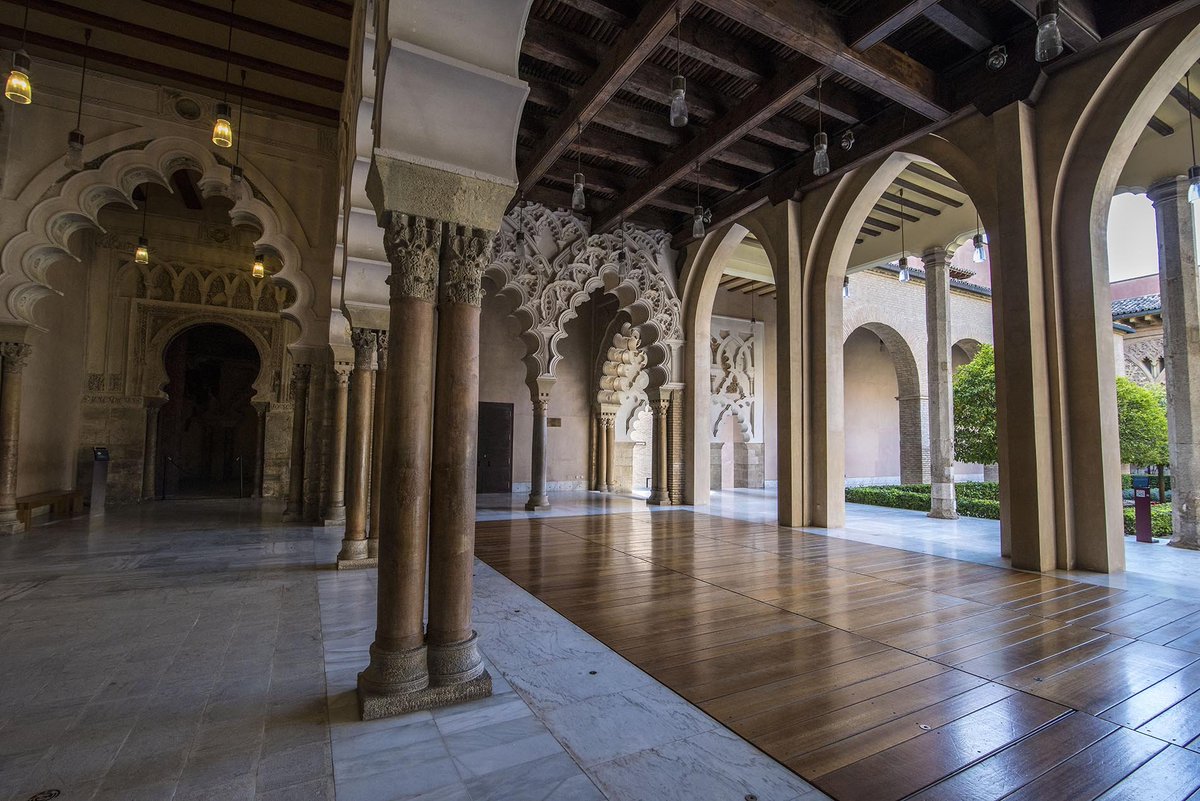 📍, 🇪🇸.

El Palacio de la Aljafería es un antiguo palacio musulmán construido en el siglo XI durante la época de taifas en la península ibérica. Fue construido por orden del rey de la taifa de Zaragoza, Al-Muqtadir.

Tras la reconquista de Zaragoza por las tropas cristianas en