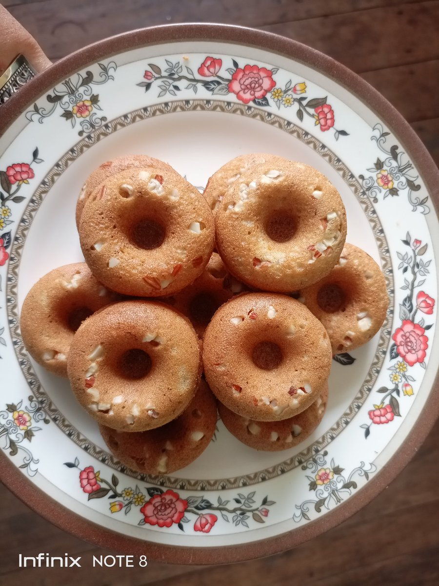 NuringRFD's tweet image. คำแรกติดใจ คำต่อไปติดเตียง #ทำเองอร่อยจัง #โดนัทเค้กกล้วยหอม 🍌🍩😋