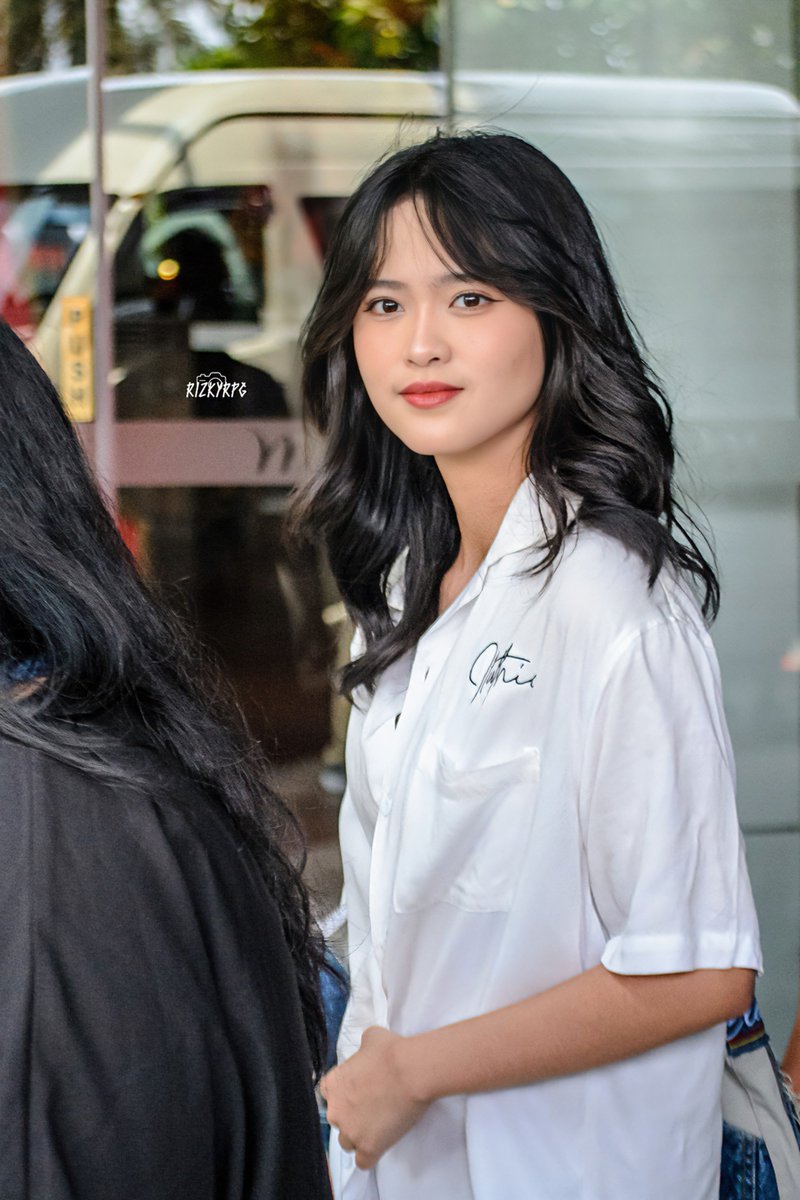 rizkyrpg's tweet photo. Walk in the middle
— @R_AdelJKT48 // Asahi Forge, Mercure https://t.co/gpJAaVmwIO