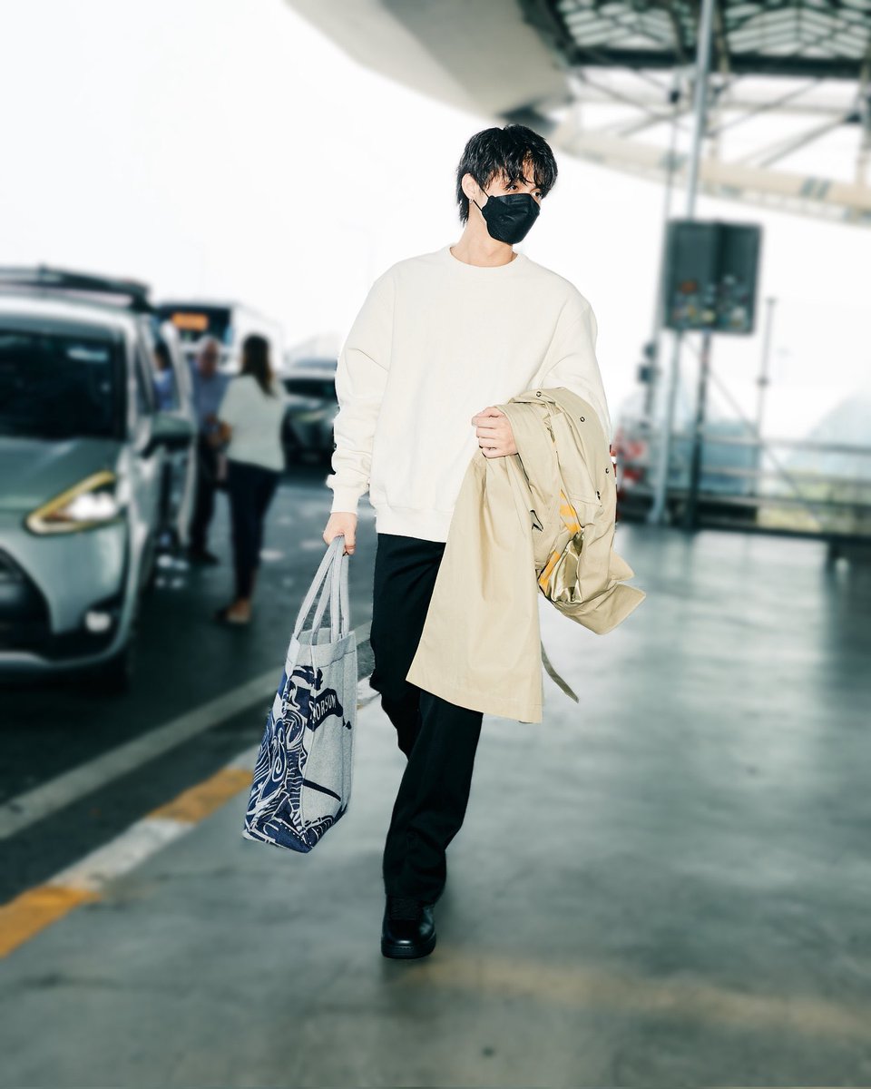 Babyb_cnfc's tweet photo. Enjoy your journey @bbrightvc 

#ELLEMENAirportLook
#Burberry
#bbrightvc https://t.co/eIdB3rRsyf