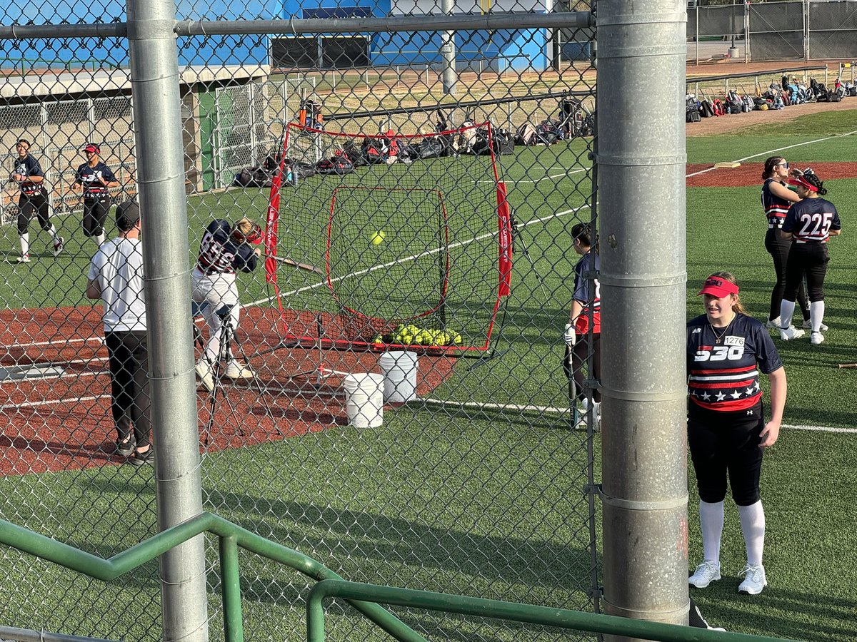 Elena Elash tweet media