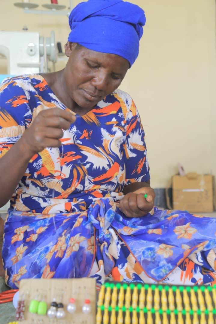 vpo_ebarr's tweet photo. Kikundi cha wakina mama wa Kijiji cha Kiloleli kata ya Itilima wilayani Kishapu mkoani Shinyanga, wakiwa katika kazi ya ujasiriamali wa utengenezaji wa bidhaa mbalimbali kupitia mradi  wa Kuhimili mabadiliko ya Tabianchi kwa kutumia Mifumo Ikolojia Vijijini ( EBARR ). https://t.co/WHw5O1NXSj