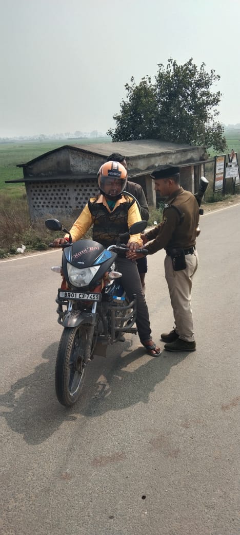 PatnaPolice24x7's tweet photo. अपराध एवं अपराधियों पर अंकुश लगाए रखने हेतु #पटना_पुलिस द्वारा निरंतर सघन वाहन जांच की जा रही है..
.
.
वाहन जांच में पुलिस का सहयोग करें, अपराध की रोकथाम में सहभागी बनें।

@dm_patna
@bihar_police
#VehicalChecking
#CrimePrevention
#CrimeControl https://t.co/nTAMxalEzH