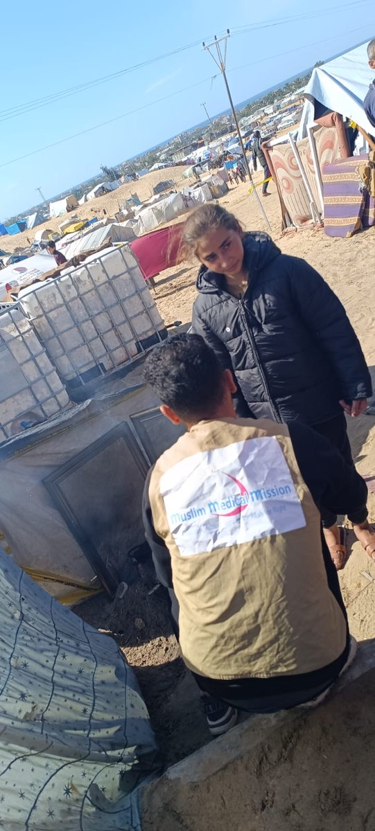 UIbaig's tweet image. Alhamdulillah! Team of  Muslim Medical Mission Pakistan providing Winter Clothes to Children living in refugee camps in Gaza to bring back their smiles.
#GazaRelief
#WinterPackage
#ChildrenClothes
#BringingSmiles