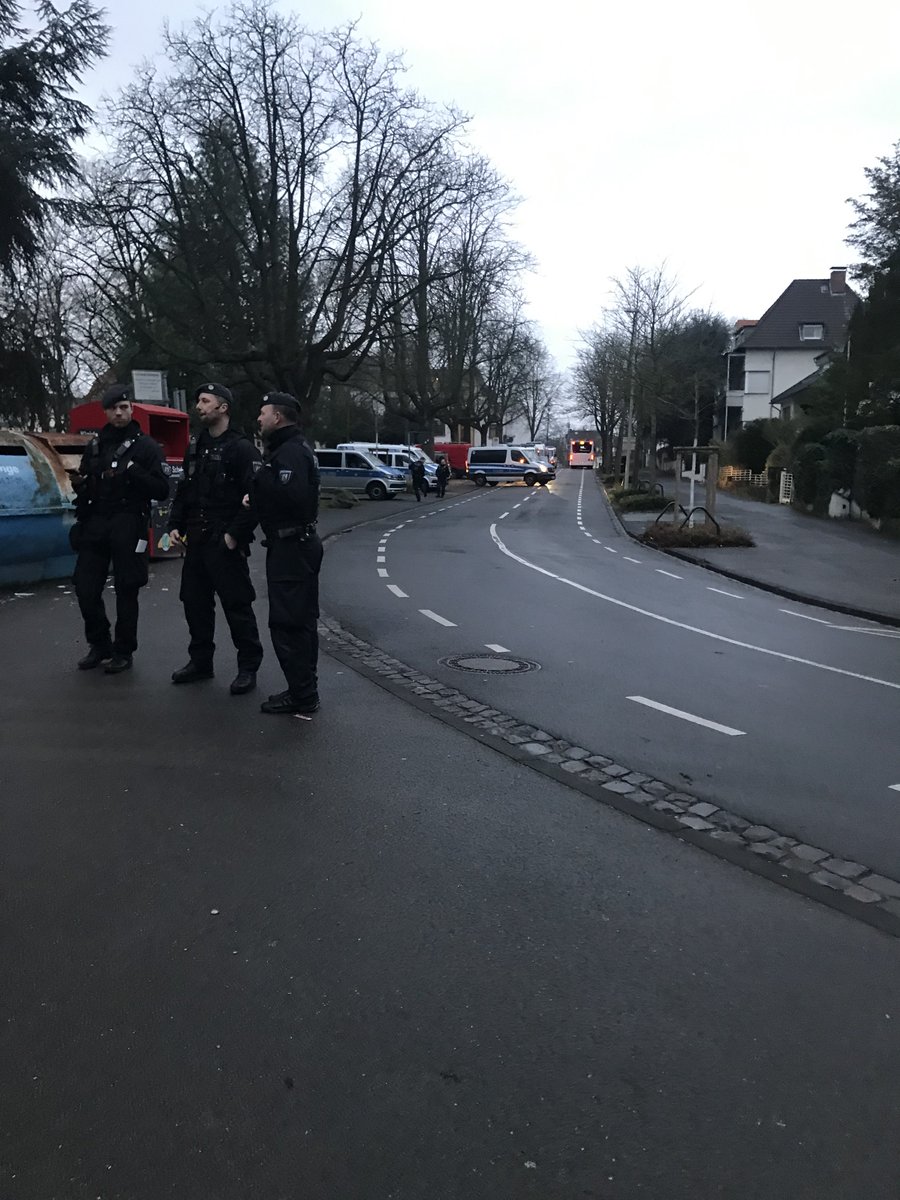 LoveGuerillero's tweet photo. 🖤❤️#bn1702 #bonn #UnwerteUnion #DerMaaßenScheisse #AfD2.0 Team Blau massenhaft vor Ort https://t.co/ofE8w86vEF