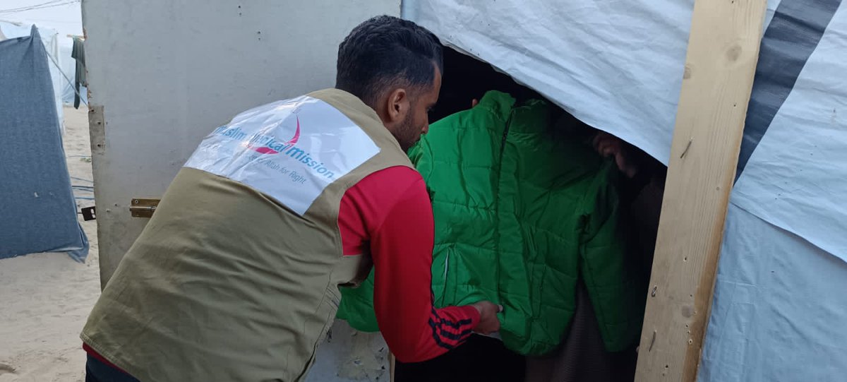 UIbaig's tweet image. Alhamdulillah! Team of  Muslim Medical Mission Pakistan providing Winter Clothes to Children living in refugee camps in Gaza to bring back their smiles.
#GazaRelief
#WinterPackage
#ChildrenClothes
#BringingSmiles