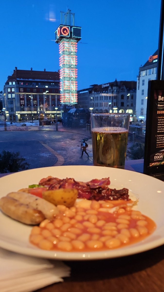 Dagens frokost inntas i storbyen. #Oslo #oslove ut på tur, aldri sur.