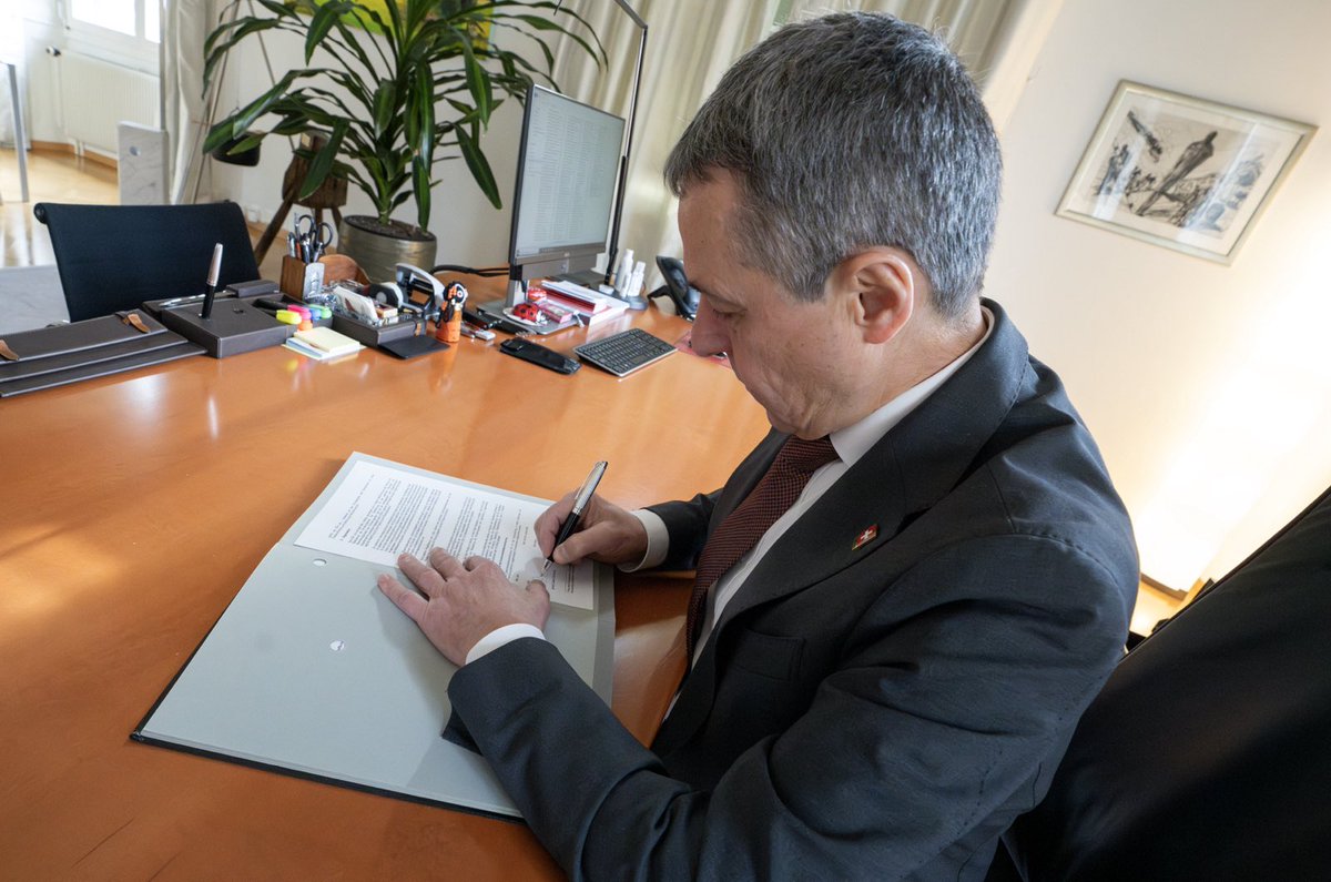 Ignazio Cassis (@ignaziocassis) on Twitter photo Ich habe die Vereinbarung mit <a href="/Bern_Stadt/">Stadt Bern</a> 🇨🇭 zur Schaffung eines Erinnerungsortes für die Opfer des #Nationalsozialismus unterzeichnet.
Ich freue mich auf die Kooperation in diesem inklusiven Prozess, der ein Zeichen vs. #Antisemitismus & für #Demokratie & #Grundrechte setzt. Ich habe die Vereinbarung mit <a href="/Bern_Stadt/">Stadt Bern</a> 🇨🇭 zur Schaffung eines Erinnerungsortes für die Opfer des #Nationalsozialismus unterzeichnet.
Ich freue mich auf die Kooperation in diesem inklusiven Prozess, der ein Zeichen vs. #Antisemitismus & für #Demokratie & #Grundrechte setzt.