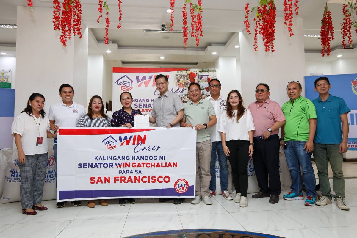 valenzuelacity's tweet photo. SA MGA LARAWAN: Ang ating #VCCares team, sa pangunguna ni Senator WIN Gatchalian at Councilor NiΓ±a Lopez, ay nagtungo ngayon sa iba't ibang munisipalidad ng Agusan del Sur upang magpaabot ng donasyong sako ng bigas para sa mga lugar na naapektuhan ng baha.
#ValenzuelaCares https://t.co/DFjIWQuziq