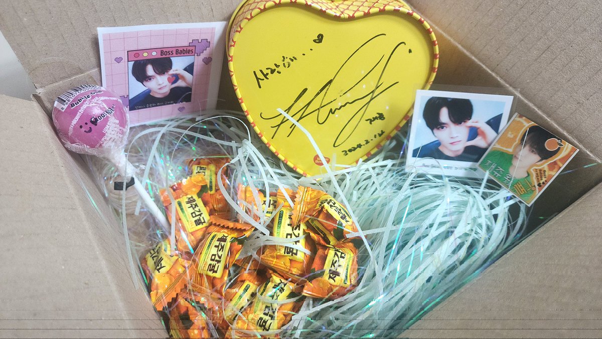 김재중 발렌타인 이벤트 당첨 후기🍫💚
만약 이벤트 당첨되면 메시지 받고싶어서 초콜릿이 좋겠다 생각했음 근데 초콜릿이 당첨되다니🥹🫶 제 생애 첫 사인이벤트 당첨입니다💚 초콜릿만 보내주는줄 알았는데 재쥬감귤과 그애가 뺏어먹은 막대사탕도 다시 돌려주었어요 그리고 사진까지💚