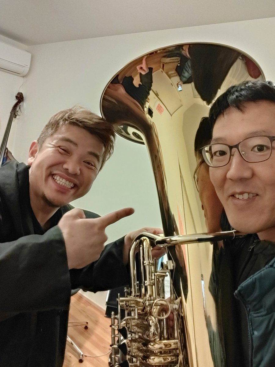 C12925Snono_tub's tweet photo. ということでテューバ買いました笑

miraphone F481B-L "Erektra"

これまでいろいろ試奏して欲しいと思ってました！この度古本さんから中古を用意していただきました！！
師匠にも感謝はもちろんですが、購入に理解をしてくれた妻にも感謝しかありません…
大事にします！！
#miraphone
#elektra https://t.co/JVw2eAHK1g