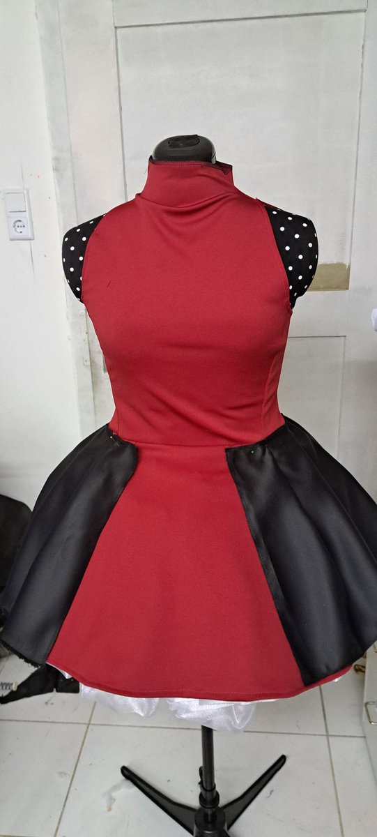 ScarletsFlame's tweet photo. Dress is finished
First other "skirt" progress
#rwby #cosplayprogress #strq
@RoosterTeeth @OfficialRWBY https://t.co/E2XduG0MkN