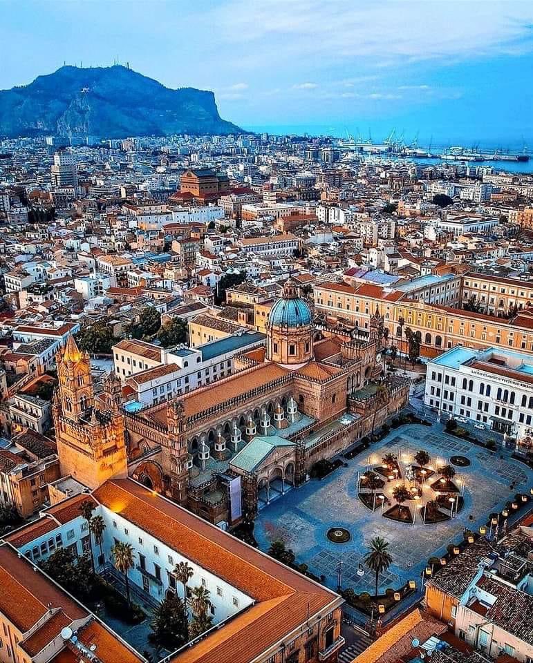 DeStanze8299's tweet photo. Sotto il cielo di Palermo. Dalla nostra terrazza per un tour a cielo aperto. Vi aspettiamo #palermo #holidayinpalermo #sicilia #viavittorioemanuele #lestanzedeinormanni https://t.co/rcRZ2rbv5y