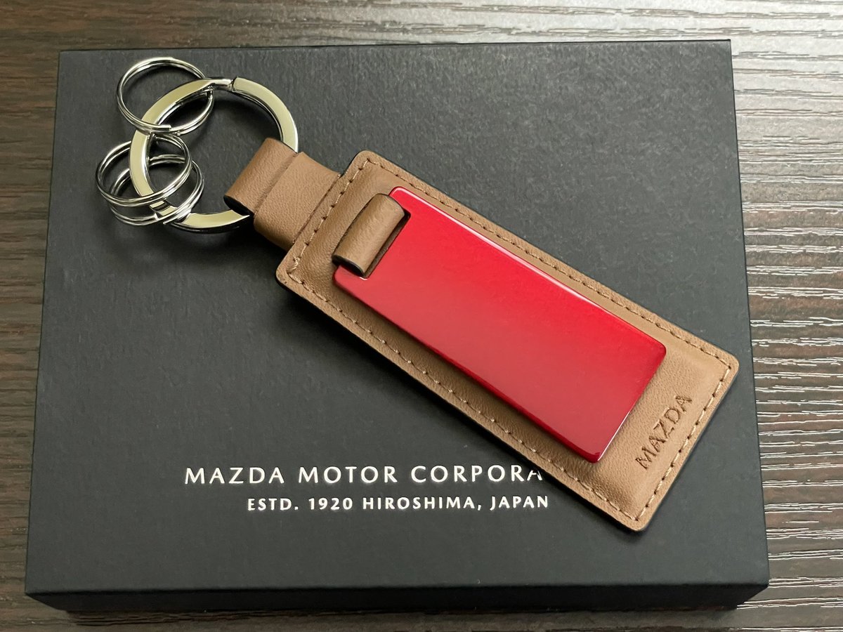 RedOutposts's tweet image. マツスピアプリ（マツダコレクション）からモデルカー以外にも注文したのも届きました😊
タン&amp;amp;ソウルレッドのキーリング、ソウルレッドのタンブラー🥤
アプリ会員限定プレゼントの787Bのボトルは嬉しい誤算でした
全部使うのが勿体なくなる美しさ💦
