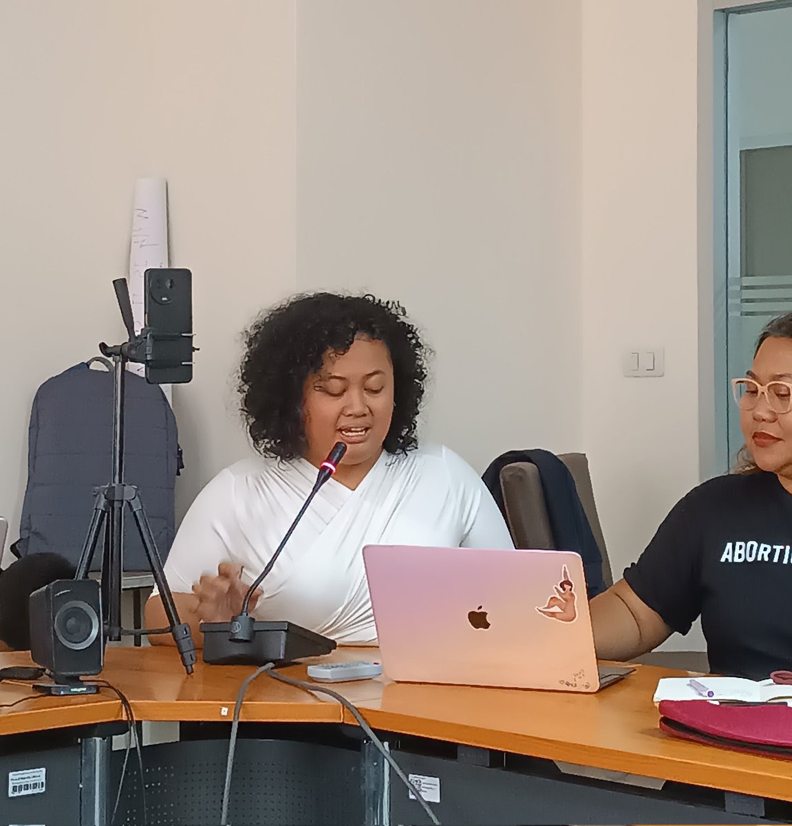 RRAAMalaysia's tweet photo. Fara Rom, VP of RRAAM moderating 'Recognizing the Role of Healthcare Providers in Expanding Abortion Access in Southeast Asia'

"It's not about making doctors irrelevant, it's about challenging the power structure especially with services" 🧡💪🏼

 @asapasia #ARJC24 https://t.co/pDnYAyOuMB