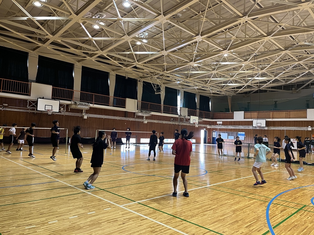 mikifan11's tweet photo. 本日、大阪府立摂津高等学校バドミントン部指導でした🏸   
摂津高等学校バドミントン部の皆さんありがとうございました    
#バドミントン 
#大阪府立摂津高等学校 
#バドミントン部 
#部活指導 
#ASTROX99PRO
2024/02/17
 https://t.co/AlIihYzrhU https://t.co/1MJ7pSN8F8