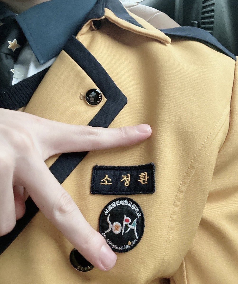 Hari kelulusan telah tiba! 
Terima kasih untuk semua orang yang memberikan ucapan ‘selamat’ pada hari kelulusanku. Aku merasa sangat bahagia dan ucapan kalian membuat kelulusanku menjadi lebih berkesan. So Junghwan yang lebih dewasa dan keren akan segera hadir.