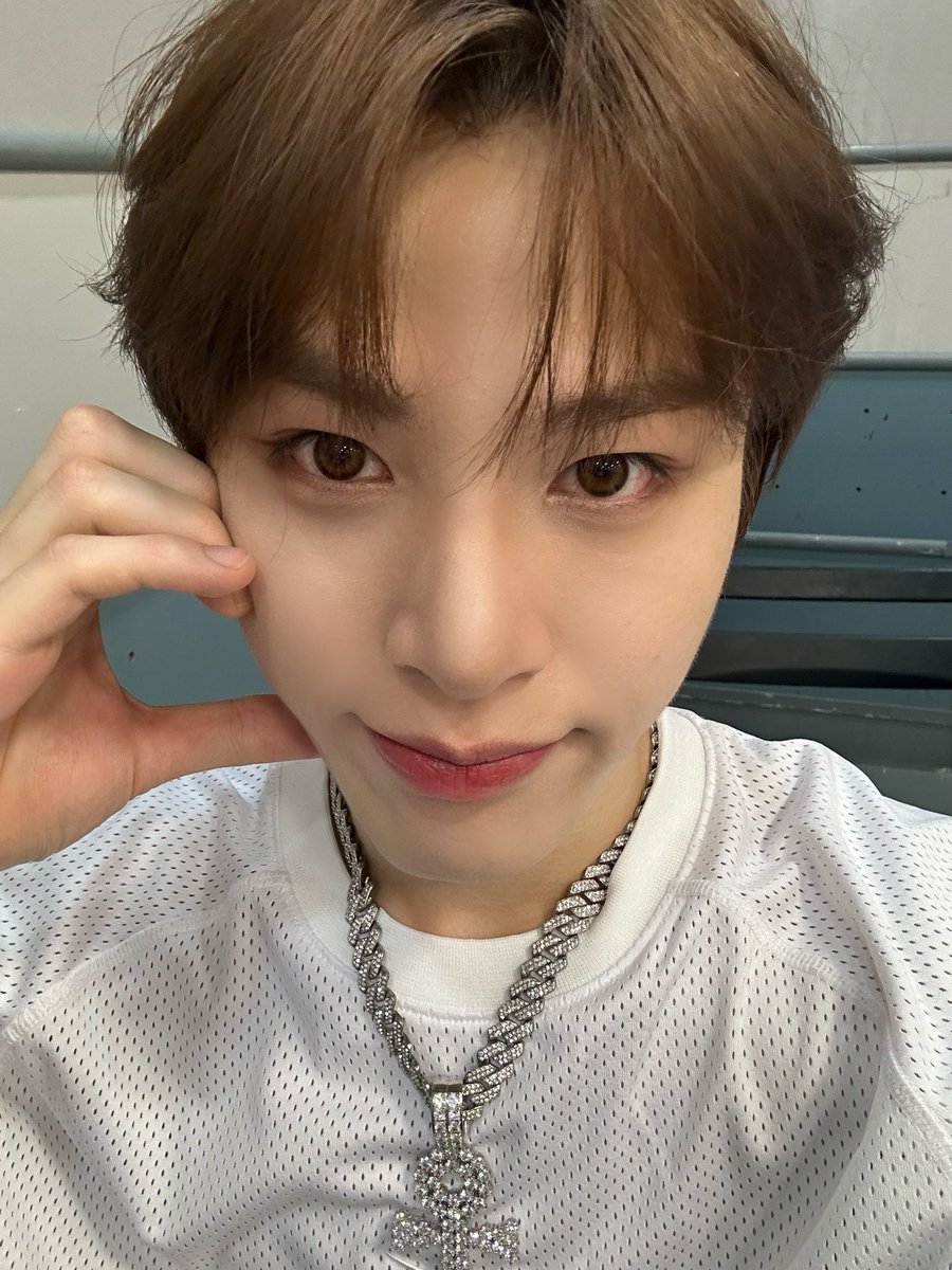 Membuat pose setengah hati, sambil memperlihatkan senyuman manis yang menggambarkan kehangatan untuk menyapa Treasure Maker.