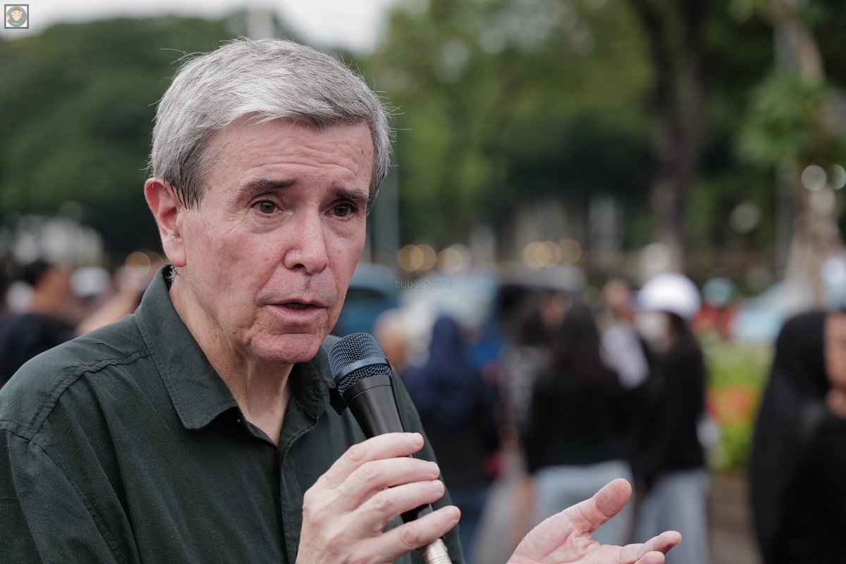 Beliau ini Allan Nairn, jurnalis asal US yg pernah hampir mati krn dipukul tengkoraknya sampai retak oleh tentara Indonesia.
Beliau ikut hadir di Aksi Kamisan untuk menyuarakan kesaksiannya.
Sementara, orang-orang Indonesia, justru mendukung mantan jenderal yg (cont)