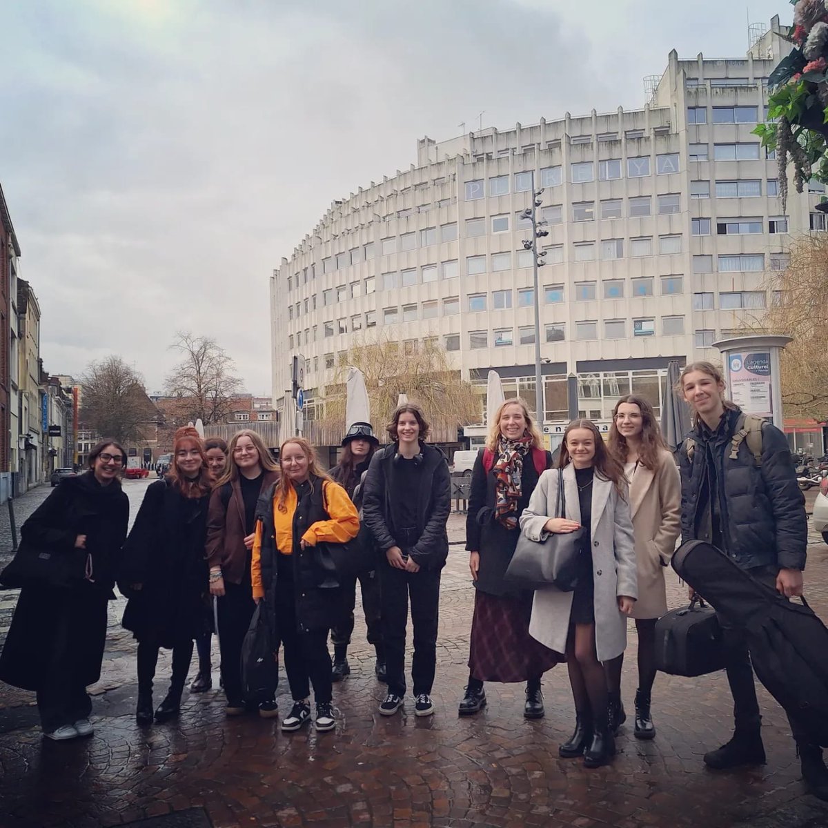 LensLycee's tweet photo. Répétition pour les terminales #optionmusique @LensLycee @AcLille 🎸🎹🎙️🎶
Groupe sélectionné pour jouer sur la prestigieuse scène du Nouveau Siècle #Lille lors du concert du baccalauréat ! Félicitations à elles 👏
@hautsdefrance https://t.co/s8fMKXu6Ce