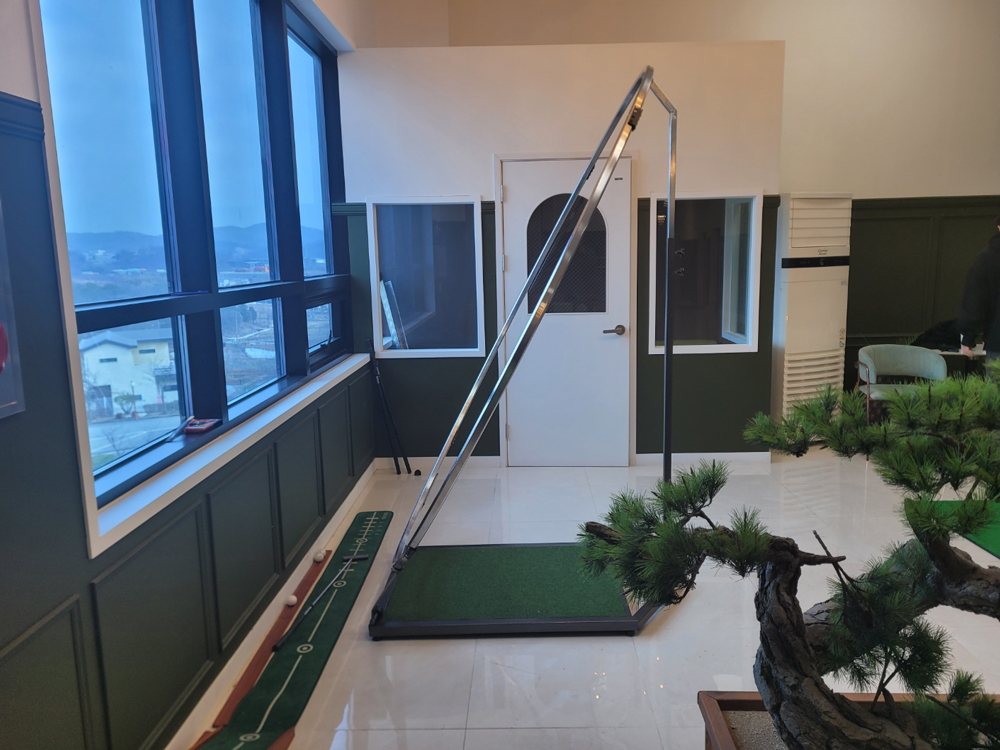 Proswing_Inc's tweet image. 음식점 카페 레스토랑 커피숖 등에서 손님들 서비스 향상을 위해 #골프스윙연습기 설치 합니다.^^
화성시 숲속의 정원에서 고품격 맛나는 소고기도 먹고 #스윙플레인 으로 연습도 하고~^^

#실내골프연습기구 #골프궤도연습장비 #골프자세연습장비 #드라이버스윙연습기 #아이언스윙연습기 #티샷연습