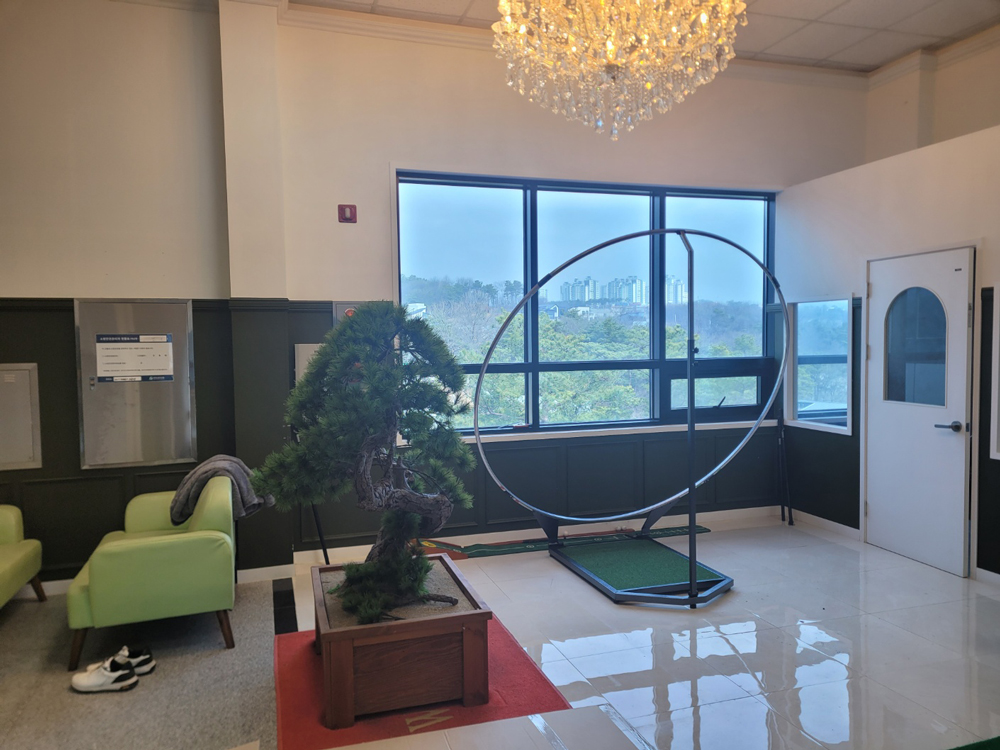 Proswing_Inc's tweet image. 음식점 카페 레스토랑 커피숖 등에서 손님들 서비스 향상을 위해 #골프스윙연습기 설치 합니다.^^
화성시 숲속의 정원에서 고품격 맛나는 소고기도 먹고 #스윙플레인 으로 연습도 하고~^^

#실내골프연습기구 #골프궤도연습장비 #골프자세연습장비 #드라이버스윙연습기 #아이언스윙연습기 #티샷연습