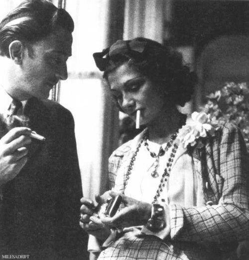 Salvador Dalí et Coco Chanel, certainement à La Pausa, Roquebrune-Cap-Martin (1938). Chanel ne se séparera jamais d'une petite toile peinte pour elle par Dalí, représentant un épi de blé, longtemps posée chez elle, rue Cambon, à Paris.