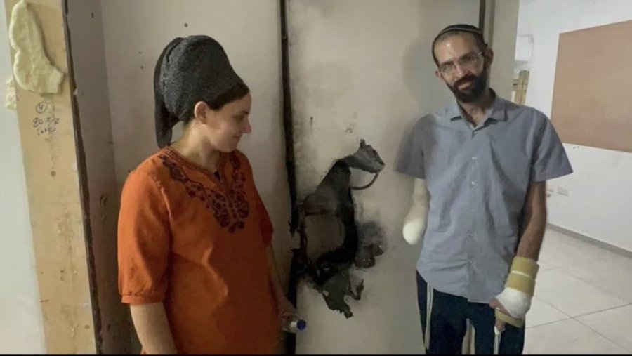 (via <a href="/AvivaKlompas/">Aviva Klompas</a> )
Twintig terroristen vielen op 7 oktober kibboets Kerem Shalom binnen.
Ze bestormden het huis van Amichai, Avital en hun zes kinderen en eisten dat ze de deur van hun veilige kamer zouden openen. Amichai weigerde en hield de deur zo hard mogelijk dicht.
De