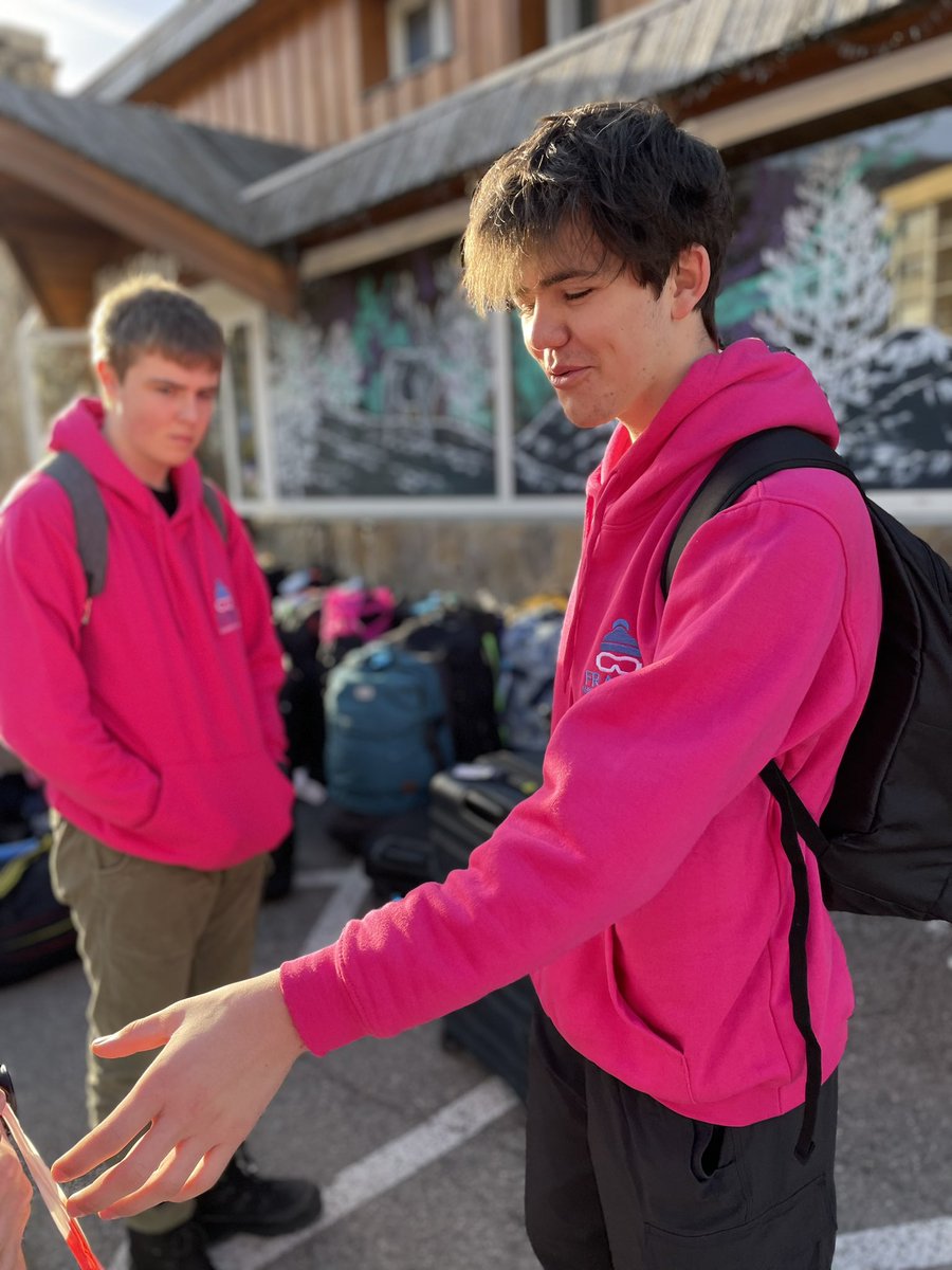 Waiting for the coach and minibus to take us to the airport. Bags are packed, rooms have been checked and we have thanked Lynne and her team for their superb hospitality and kindness throughout the week. Merci Serre-Chevalier. À l’année prochaine!