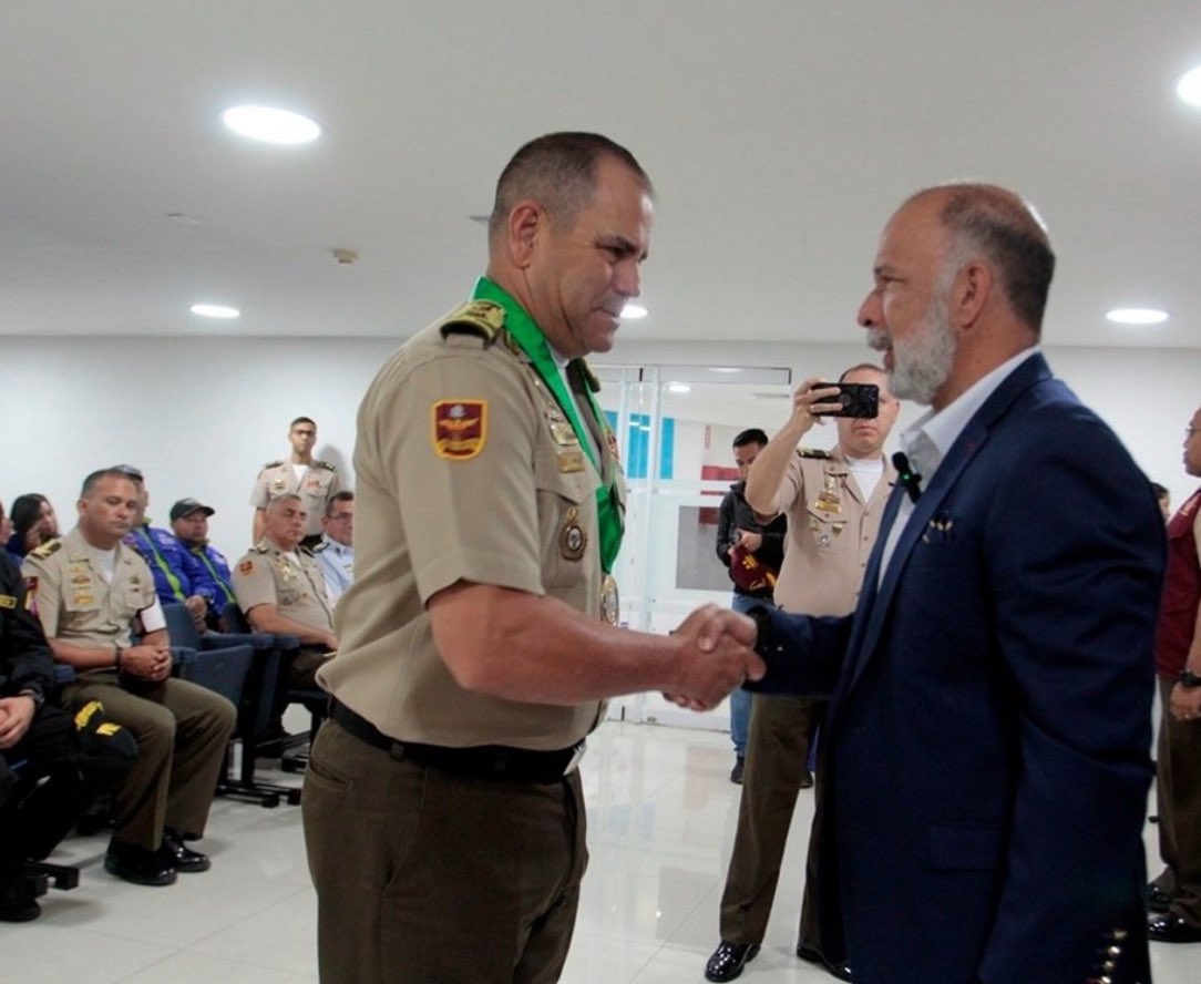 leonardojqh's tweet photo. En nombre de nuestro AJ
@Ceballosichaso1 #SUNAD impone la "Orden a la Paz" en su Única Clase al GD @PaezCabreraGNB Cmdte. Nacional Antidrogas y al GB @leonardojqh 2do. Cmdte. Nacional Antidrogas, la "Lupa de Bronce" al Equipo Móvil de Inteligencia y la Lupa de Oro a la UEA-71 NE https://t.co/4RsrGug43C