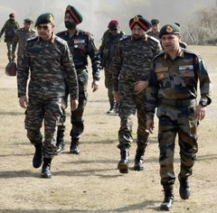 EconomicTimes's tweet photo. #EasternArmyCommander Lt Gen RC Tiwari visited Moreh and  Beheng in Tengnoupal &amp; Churachandpur districts along the #IndoMyanmarBorder to review the security situation in #Manipur today.
🗞️ Catch the day's latest news and updates ➠  https://t.co/Va5QcZVbpg https://t.co/g8hC02RLHh