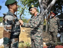 EconomicTimes's tweet photo. #EasternArmyCommander Lt Gen RC Tiwari visited Moreh and  Beheng in Tengnoupal &amp; Churachandpur districts along the #IndoMyanmarBorder to review the security situation in #Manipur today.
🗞️ Catch the day's latest news and updates ➠  https://t.co/Va5QcZVbpg https://t.co/g8hC02RLHh