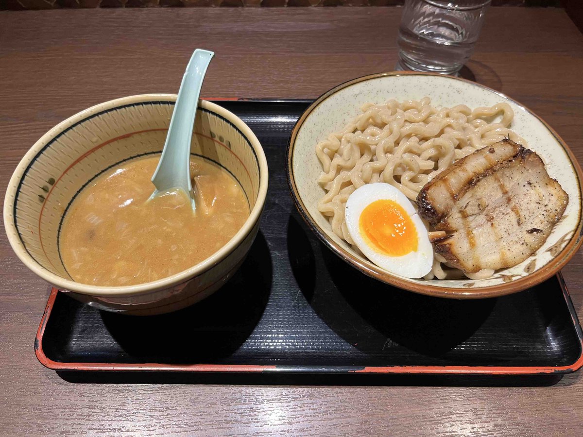 dreammarlin's tweet photo. マーリンサビ管浜口のラーメン第二弾。
柏麺屋こうじ、濃厚魚介系つけ汁です。
ごわごわ麺で全粒粉の香り高い麺。
こちらは、外国の方が多く働いらっしゃいます。
仕事に���摯に向かわれており、元気良く素晴らしい接客です、必ず元気貰えますね。
#ドリームマーリン
#ラーメン https://t.co/BDcMvABPvq