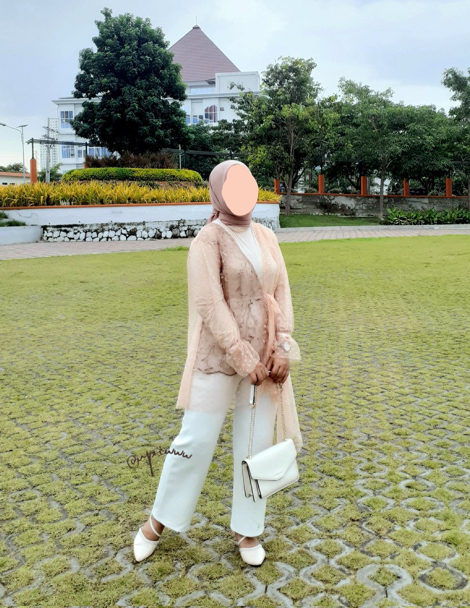 nemu outer simpel dan gemes buat kondangan. 
mana harganya 50k an ajaaaa. ga terlalu rame tile dan brukatnya, tp cukup keliatan mewah kalo dipake💖🍂

📎 shope.ee/2LA6mch4h1