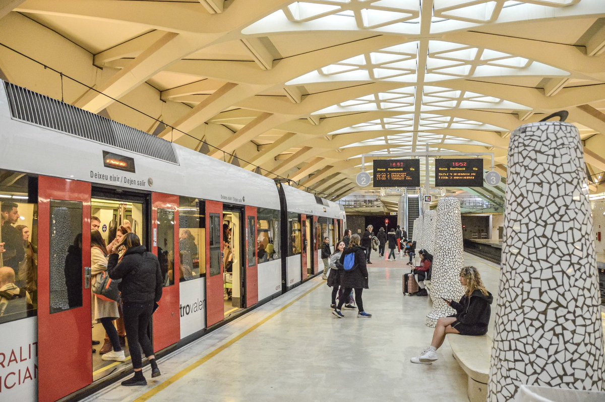 modacitylife's tweet photo. To promote sustainable travel and fight inflation, the Valencian Government introduced new public transport subsidies in 2021.

All regionally-run buses, trams and trains are free for anyone under 31, and half price for everyone else, which will continue until at least July 2024. https://t.co/yms2AmORHM