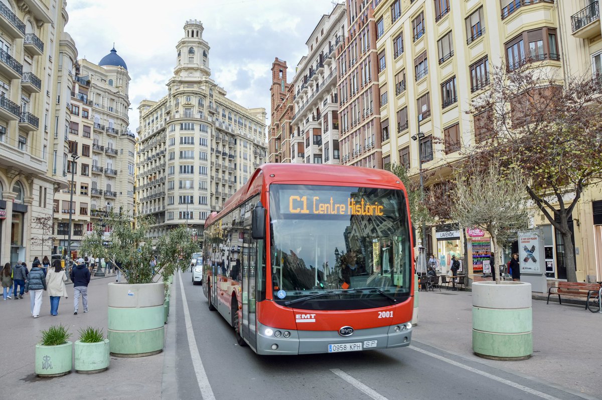 modacitylife's tweet photo. To promote sustainable travel and fight inflation, the Valencian Government introduced new public transport subsidies in 2021.

All regionally-run buses, trams and trains are free for anyone under 31, and half price for everyone else, which will continue until at least July 2024. https://t.co/yms2AmORHM