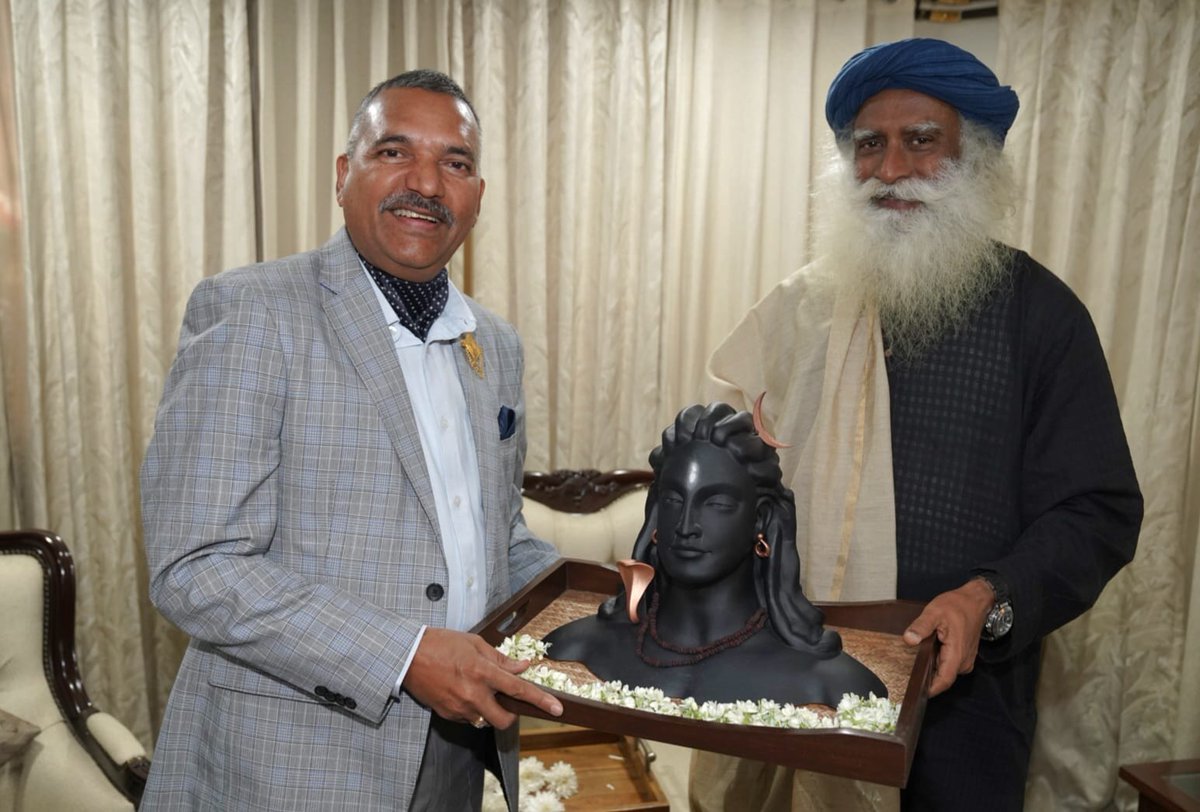 SadhguruJV's tweet photo. Most inspiring to be among our soldiers of Southern Command. It's our privilege to serve you by offering the Yogic practices. May the Best be with you. Much Regard &amp; Blessings. -Sg @IaSouthern #IshaYogaForSoldiers https://t.co/UsAk6ujn3m