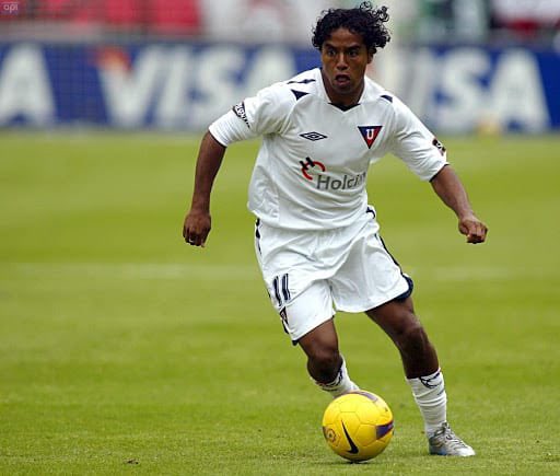 Siempre he pensado que hay que ser muy respetuosos con nuestras ex glorias. A la final somos una familia y hay que superar cualquier tipo de diferencias. Varios jugadores dieron su vida y profesionalismo a la querida #LDU, ellos se merecen una despedida (retirados) u homenaje