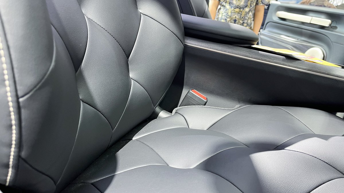 radenrauf's tweet image. Wah mimin Wuling udah spill nih.
Ini beneran min kursinya kayak sofa gini?
Pasti selain empuk seperti awan, dia juga nyaman kayak bersama orang yang tepat. Hehehe
#CloudEV