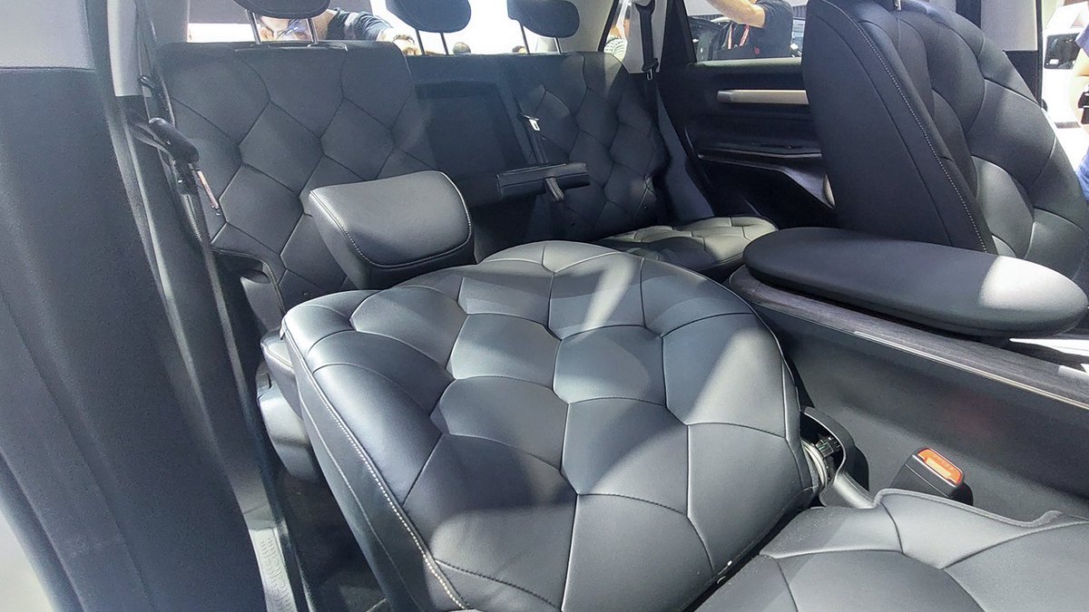 radenrauf's tweet image. Wah mimin Wuling udah spill nih.
Ini beneran min kursinya kayak sofa gini?
Pasti selain empuk seperti awan, dia juga nyaman kayak bersama orang yang tepat. Hehehe
#CloudEV