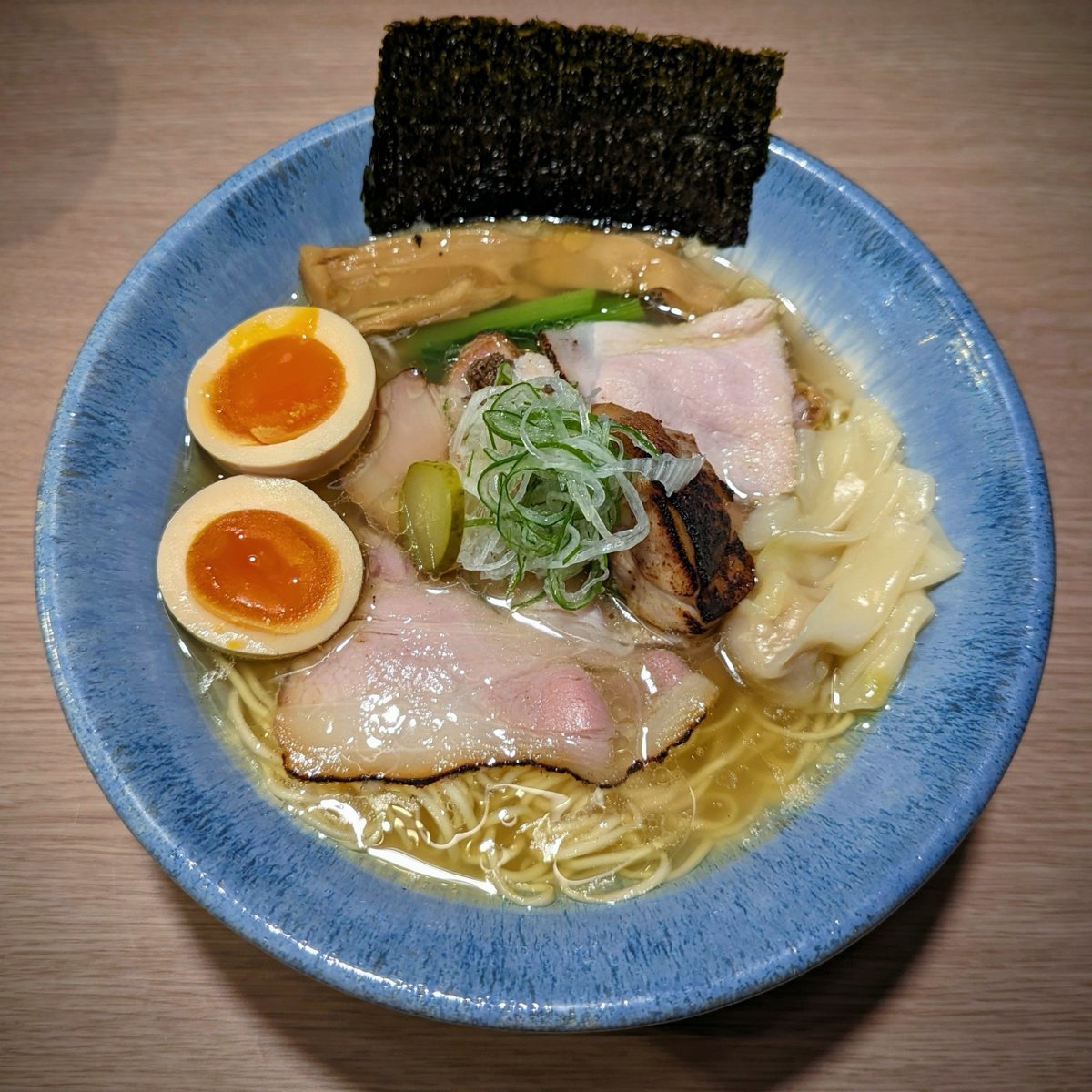 huwa_149's tweet photo. 麺屋 鶏恋（三重・津市江戸橋）
@menya_torikoi⁡

⁡✔ 特製鶏塩らぁ麺
✔ 限定飯・パイカ丼
✔ 和え玉・ちぃ玉（鶏油）
✔ 🆕追い鶏スープ（ワンタンtp）

#麺屋鶏恋 #鶏恋
#ラーメン #塩ラーメン #醤油ラーメン #鶏白湯 #まぜそば #ramen #noodles #foodporn
#三重 #津 #三重大学 https://t.co/btLCxh8rDb