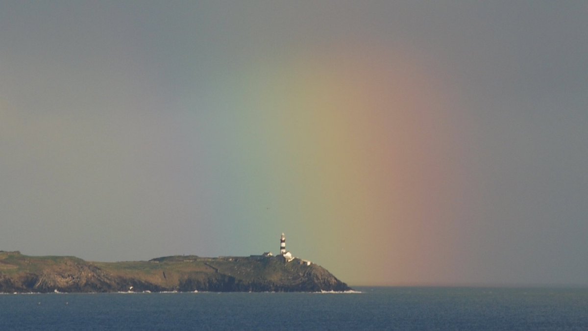 The Old Head of #Kinsale Lighthouse ‘in all its glory’ as a rainbow emerges in the background! 😍💡🏠🌈🌊✨♥️ #sunset #rainbow #boghabáistí #lighthouse #WestCork #Cork #PureCork #WildAtlanticWay #KeepDiscovering #Ireland #February #February2024 #winter #spring #clouds #weather