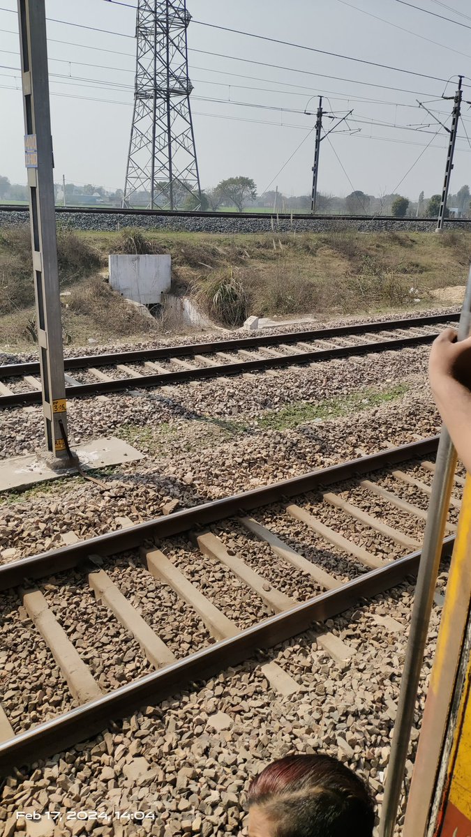 1PradeepBodh's tweet photo. Train no. 12398
UTS. 124QDQ8193
जब ट्रेन ही देरी से चलानी है तो फालतू के रेलवे ट्रैक क्यों बनाई जा रहे हैं और सुपरफास्ट कार चार्ज क्यों लिया जा रहा है रेलवे सिस्टम मे सुधार किया जाये।
@PMOIndia @RailMinIndia @RailwaySeva @Central_Railway https://t.co/PfBUdnlRgf