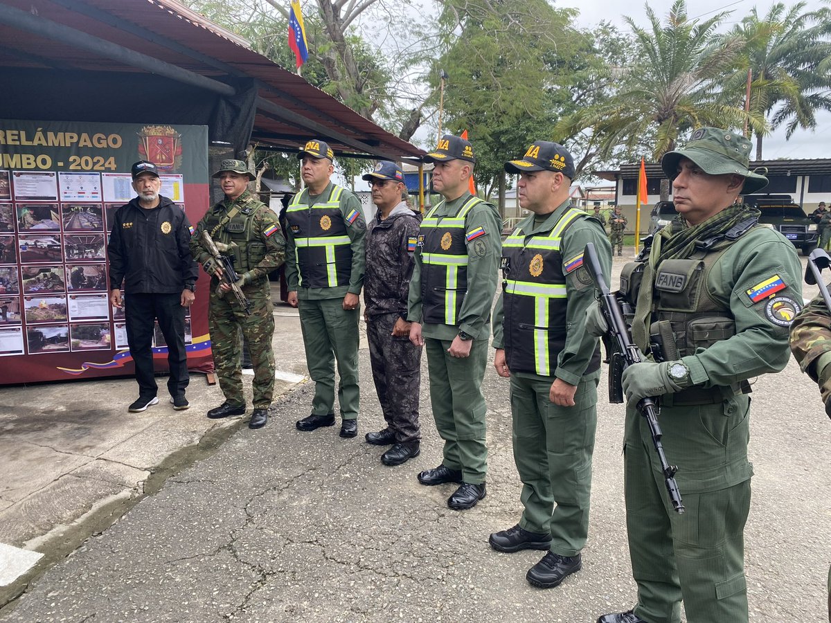 leonardojqh's tweet photo. Operación “Relámpago del Catatumbo” en el Estado Zulia, en defensa de nuestra soberanía y territorio mediante el sistema defensivo territorial fortaleciendo la lucha contra el tráfico ilícito de drogas para contribuir al mantenimiento del orden interno. Venezuela libre y soberana https://t.co/2hO6s6mTGb