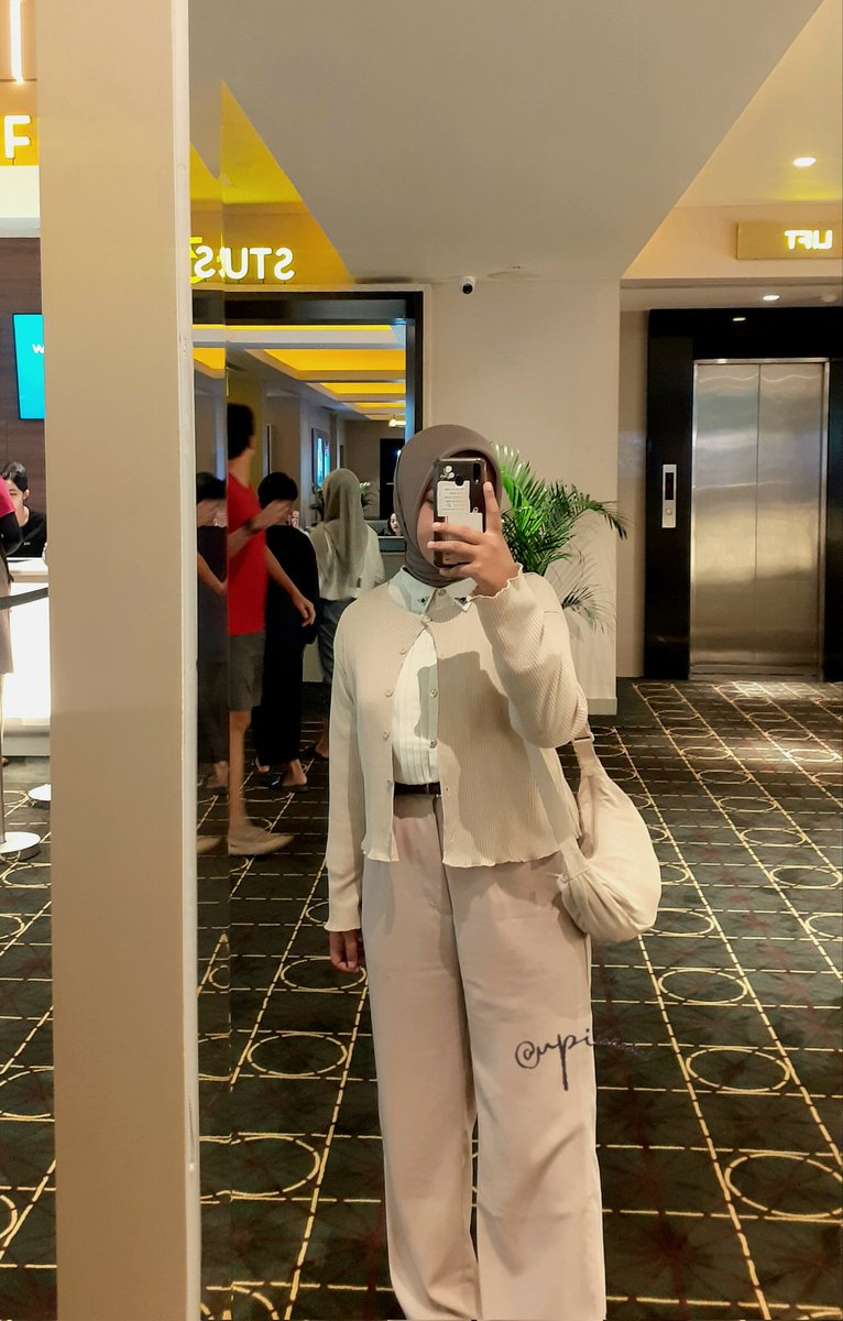 outfit malmingan simpelku no ribet.
pakai kemeja, cardi, celana cussss deh.

📎 cardigan 30k: shope.ee/7pV3Ma6H51
📎 loose pants: shope.ee/7KYmlYSfne
📎 tas selempang 50k: shope.ee/50ArzAiF3m